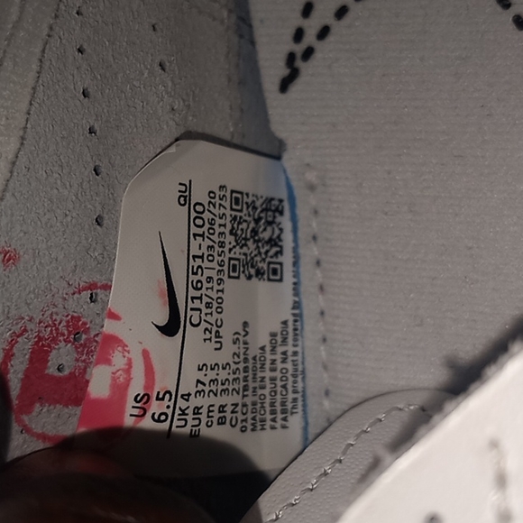 White  size 6.5 nike sneakers - Picture 4 of 4